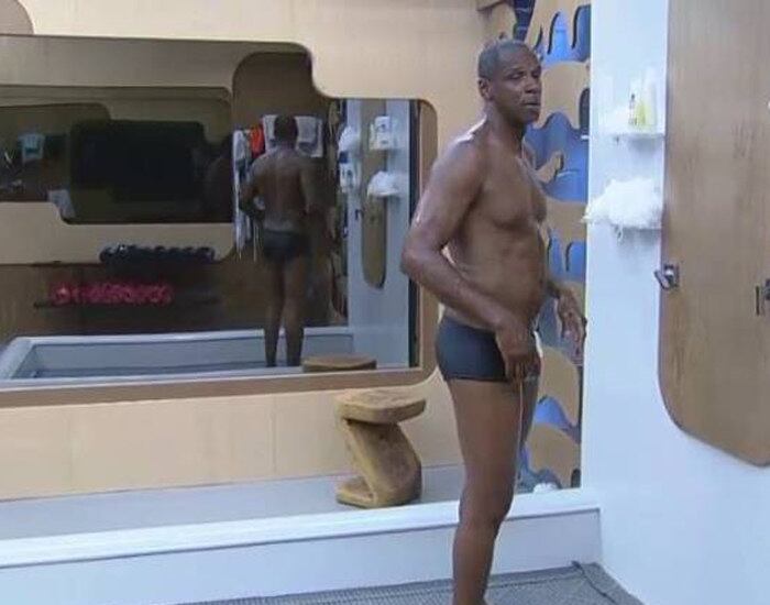 Clássico, Robson Caetano optou pelo modelo pretinho básico
+ #DesafioSemMake: veja peoas de cara lavada
+ Veja fotos dos bastidores da festa Ostentação
+ Saiba como são e onde estão as tattoos dos peões