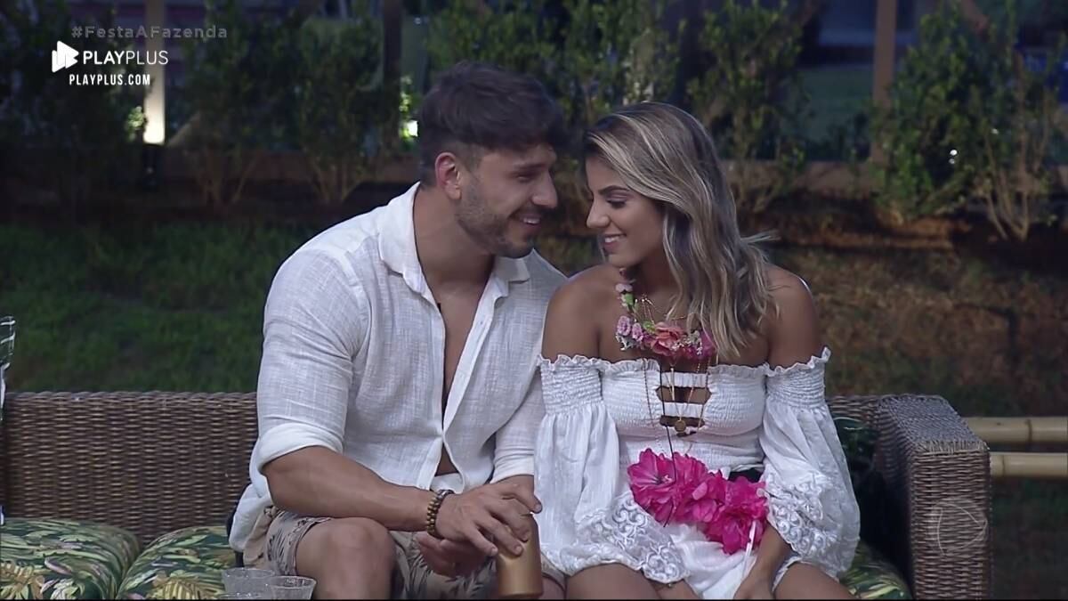 Hari Almeida e Lucas Viana

Idas e vindas definem o relacionamento de Hari e Lucas. O modelo conseguiu conquistar a peoa após muita insistência, já que Hari tinha um outro namoro fora do reality