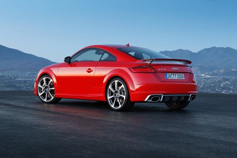 Segundo a montadora, as duas saídas de escape ovaladas produzem som grave na cabine dos modelos, de acordo com o modo de condução escolhido pelo motorista — Audi Drive Select