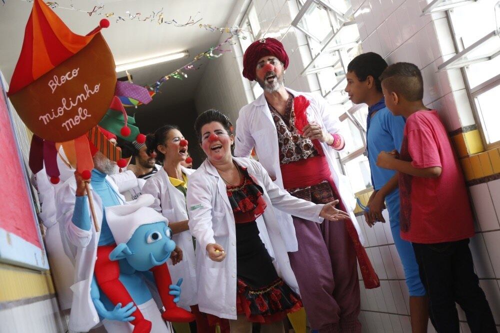 Um concurso de marchinhas foi realizado entre os integrantes
do grupo para eleger as músicas que seriam tocadas. Além da citada, ganharam
outras duas. Uma diz: "A gente dança errado/ A gente se atrapalha/ Nós
tarda/ Mas não falha". E a outra: "O cachorro late/ O gato mia/ Este
é o bloco/ Dos Doutores da Alegria".

Visita do bloco do 'Miolinho Mole', dos Doutores da Alegria, a crianças internadas no HR (Hospital da Restauração), no centro de Recife (PE), na segunda-feira (20)