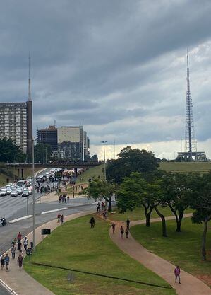 Indígenas marcharam
da Funarte em direção ao Ministério de Minas e Energias