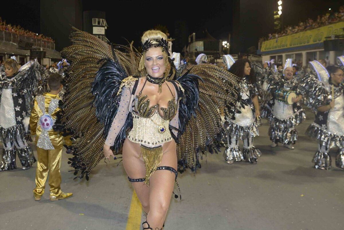 Ellen Roche curte terceiro lugar da Rosas de Ouro no desfile das campeãs de São Paulo