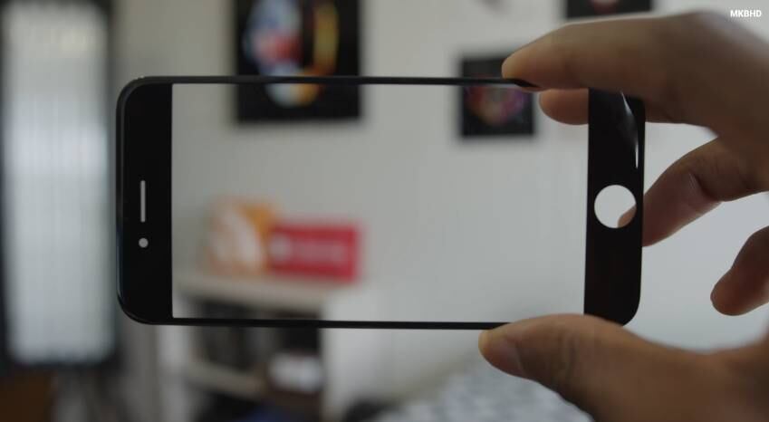 Outro diferencial da Sapphire é a nitidez dela. No vídeo, Marques a posiciona em diferentes locais e ela é tão transparente que dá a sensação de não ter nada na frente