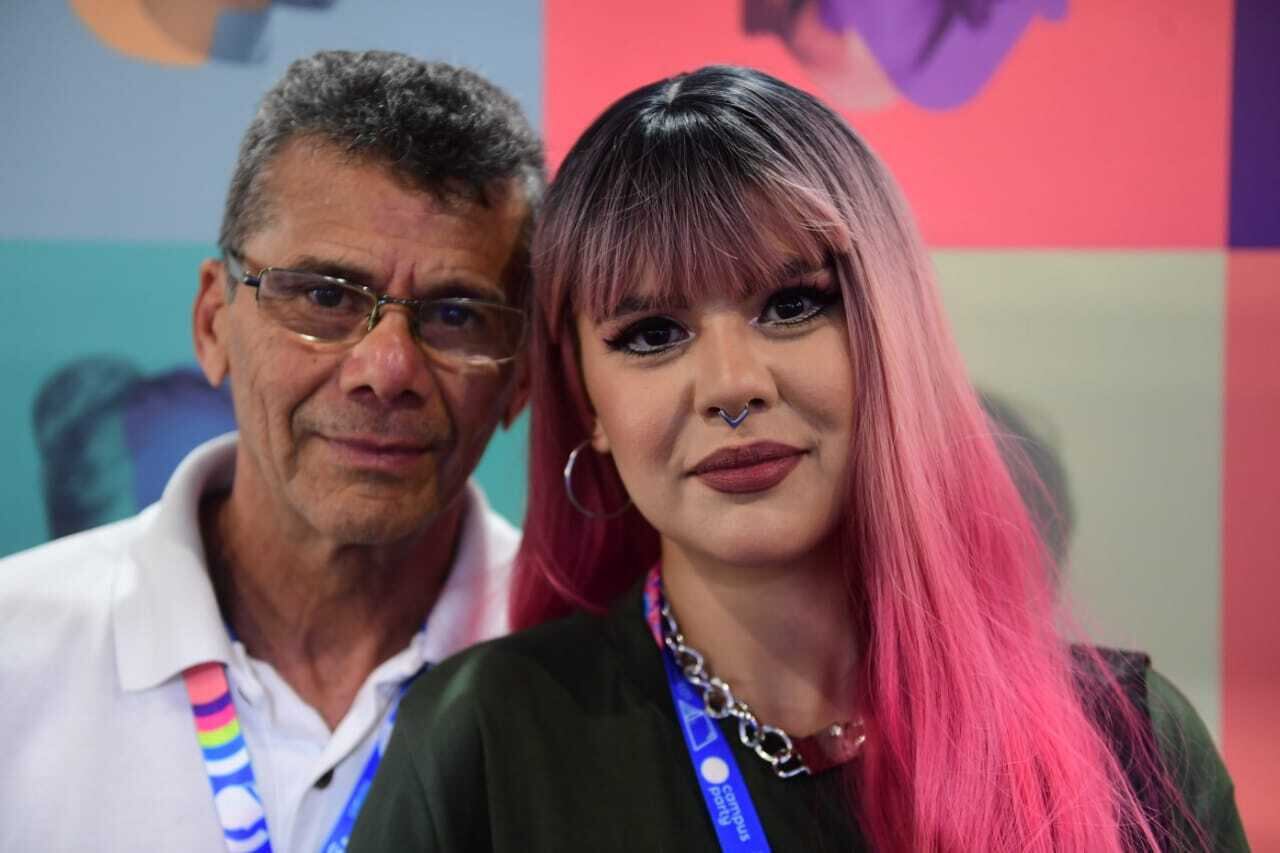 Fabiana Ramos, de 27 anos, ao lado do pai Luiz Barboza, de 60, durante a 15ª edição da Campus Party Brasil