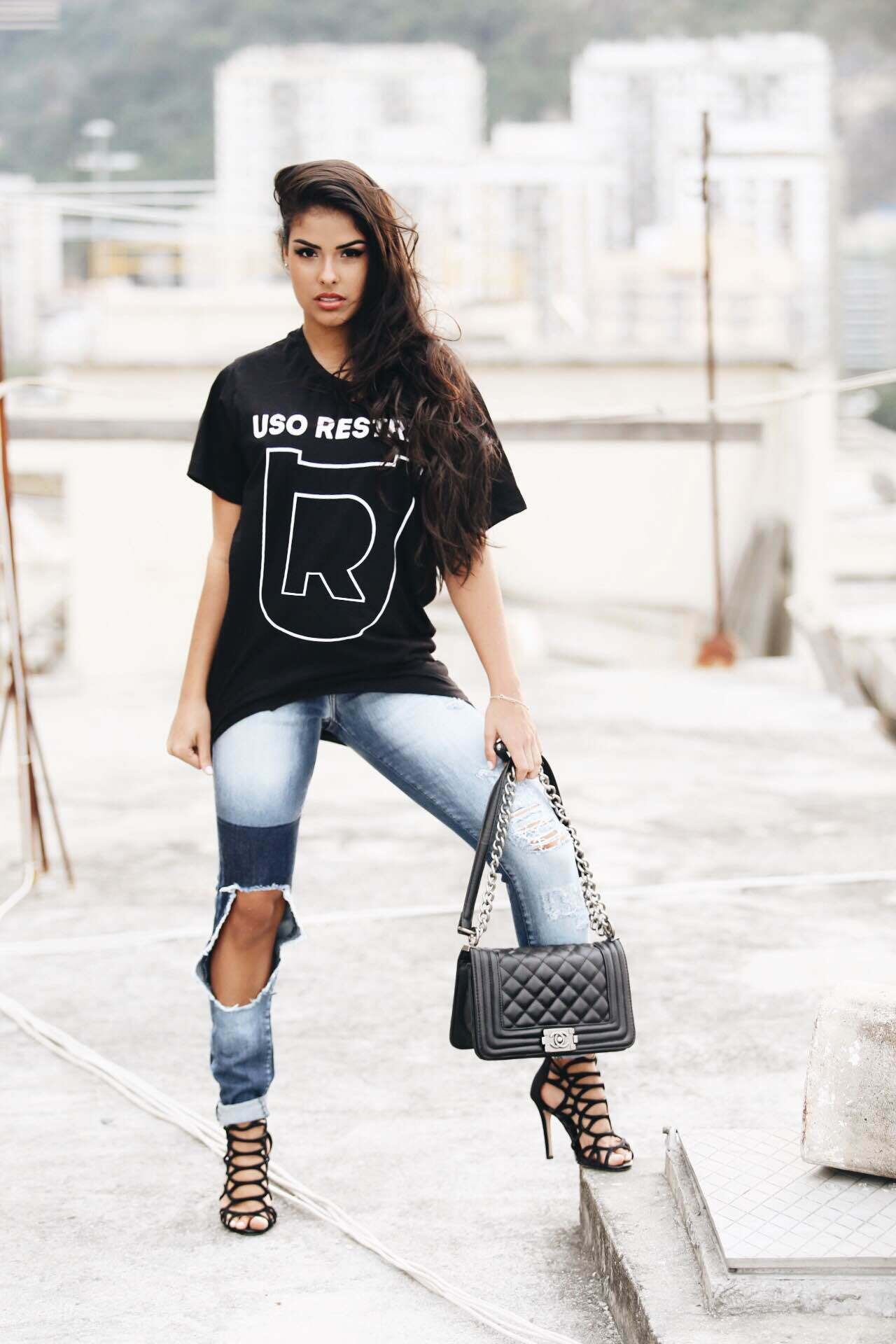 A linha apostará em camisetas, blusões e regatas.
— Acompanhei cada detalhe das peças, quis deixar com a minha cara, para público da minha idade
