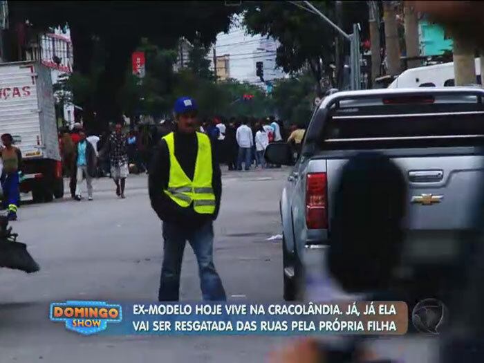 Sobre a realidade em que estava, disse: "A gente sabe que não é legal. Eu vacilei. Não é fácil"
+ Vídeo: Filha pede ajuda para resgatar mãe ex-cabeleireira e modelo da Cracolândia
+ Aproveite e confira as matérias do programa Domingo Show
+ Já curtiu a página do Domingo Show no Facebook? É só clicar!
+ Siga o Domingo Show no Twitter e receba conteúdos exclusivos!