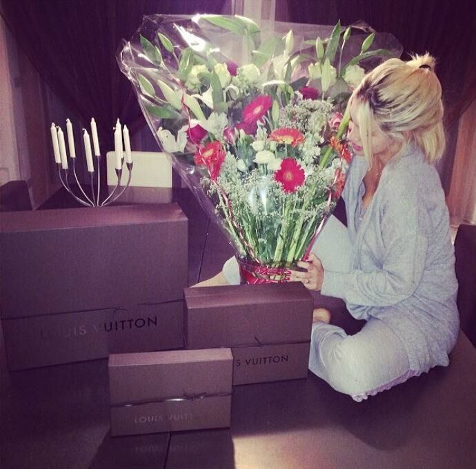 Mauro Icardi, atacante da Inter de Milão, foi tradicional e quis impressionar a amada Wanda Nara. O jogador mandou flores para a gata e diversos presentes da grife Louis Vuitton. Que mulher não ficaria mais apaixonada?