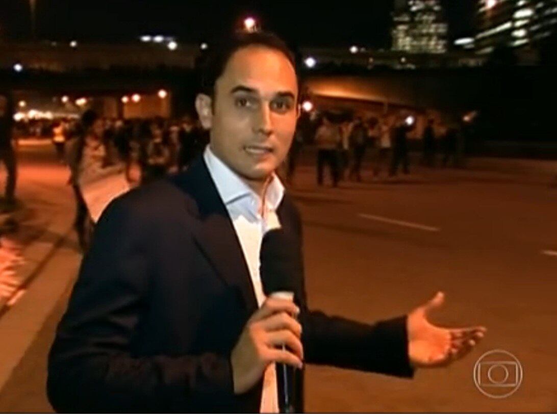 Jornalista da Globo não usa cubo com logo da emissora