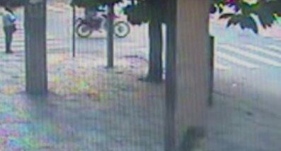Imagens mostram momento em que estudante chegava ao local
