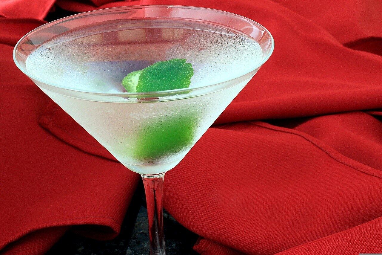 Após almoçar, ingeria Dry Martini (martini seco).