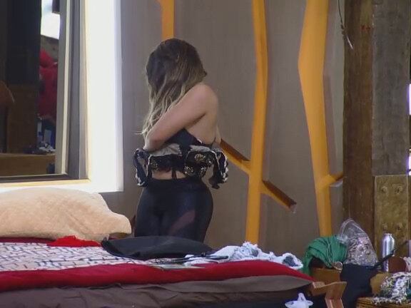 Então Babi tentou tirar a parte de cima da fantasia, mas o zíper emperrou



+ Heloisa Faissol bebe demais, não segura e faz xixi na saia no meio da Festa Cinema Mudo

+ "O meu erro aqui foi ter sido 100% eu!", diz DH Silveira para Babi Rossi

+ É o fim da parceria? Andréia fica alterada, ataca Babi e se joga no chão chorando

+ Festa Cinema Mudo! Saiba detalhes dos bastidores

+ Festa Cinema Mudo: Veja figurinos dos peões

+ Em disputa da Prova da Chave Especial, Helô fatura o Poder da Arca

+ Reta final! Veja quais peões já escaparam da Roça

+ Revelado o mistério! Bruna Tang explica o significado do seu sinal

+ Beijoqueiros! Relembre os melhores beijos da sétima edição da Fazenda e vote no seu preferido

+ Vai para a balada no fim de semana? Confira as dicas de make das peoas da Fazenda

