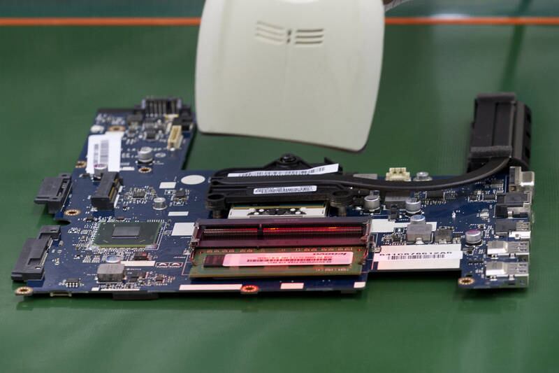 Todos os itens necessários para a montagem de um PC ou notebook passam por um controle de qualidade por meio de numeração. Essa é uma das formas que a empresa tem para saber quais foram os elementos apresentaram defeitos e saber onde esse problema está na linha de montagem