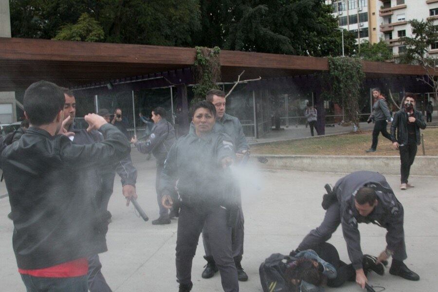 Às 16h, os estudantes mudaram a rota do protesto e decidiram seguir para o 4º Distrito Policial (Consolação). Pouco tempo depois, os secundaristas se reuniram em frente à delegacia. Os três detidos foram liberados