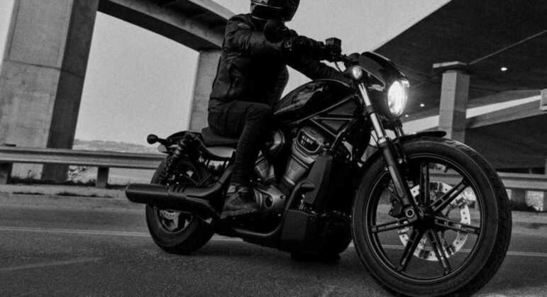 Rodas são de 19 polegadas de liga leve na dianteira