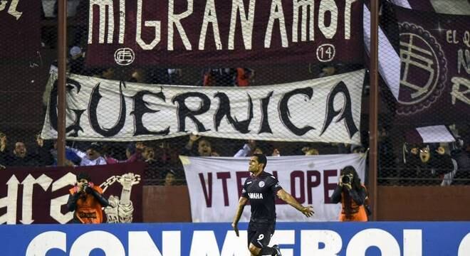 Lanús segue sina dos últimos finalistas da Libertadores contarem com sorte