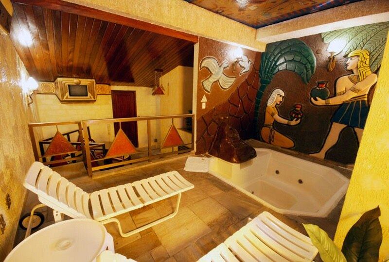 Foto mostra a suíte Queóps, do Faraó's Motel, em São Paulo (SP)
