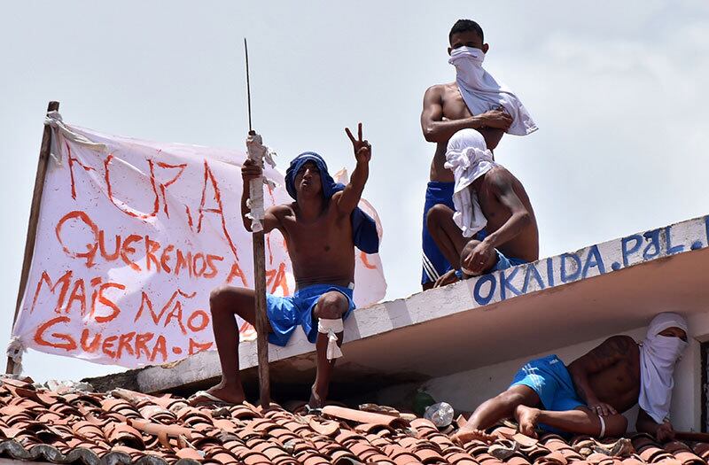 Detentos estão nos telhados da unidade prisional. Há três dias, um motim deixou 26 presos mortos na penitenciária de Alcaçuz. Leia mais