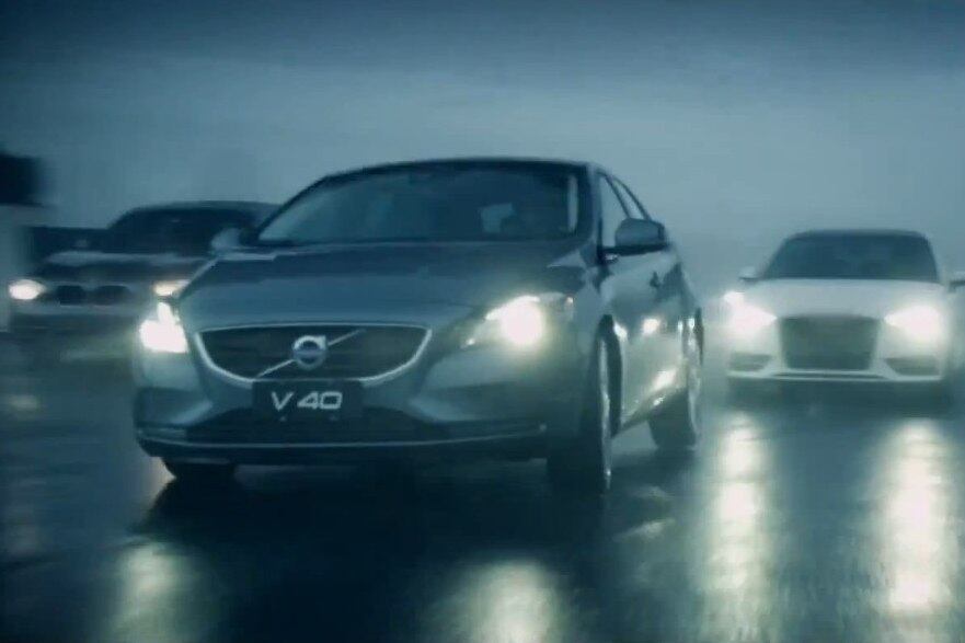 No meio da corrida há o princípio de chuva, ambiente propício para mostrar recursos como o controle de estabilidade do Volvo
Veja o vídeo completo
Quer saber tudo sobre carros? Acesse www.r7.com/carros