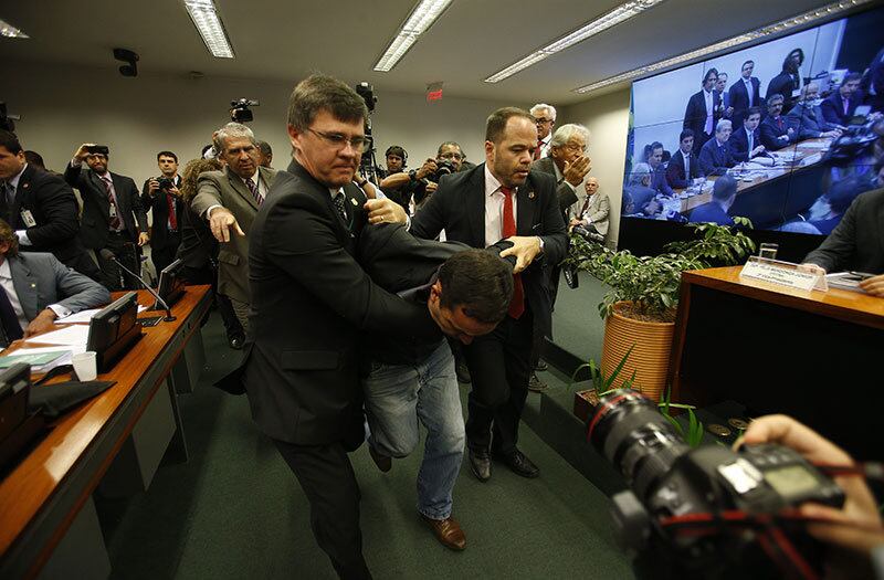 O manifestante que supostamente soltou os ratos na CPI da Petrobras é preso por seguranças da Casa após soltar ratos no plenário 2 da Câmara
durante o depoimento do tesoreiro do PT, João Vaccari Neto, à CPI da Petrobras,
em Brasília, nesta quinta-feira