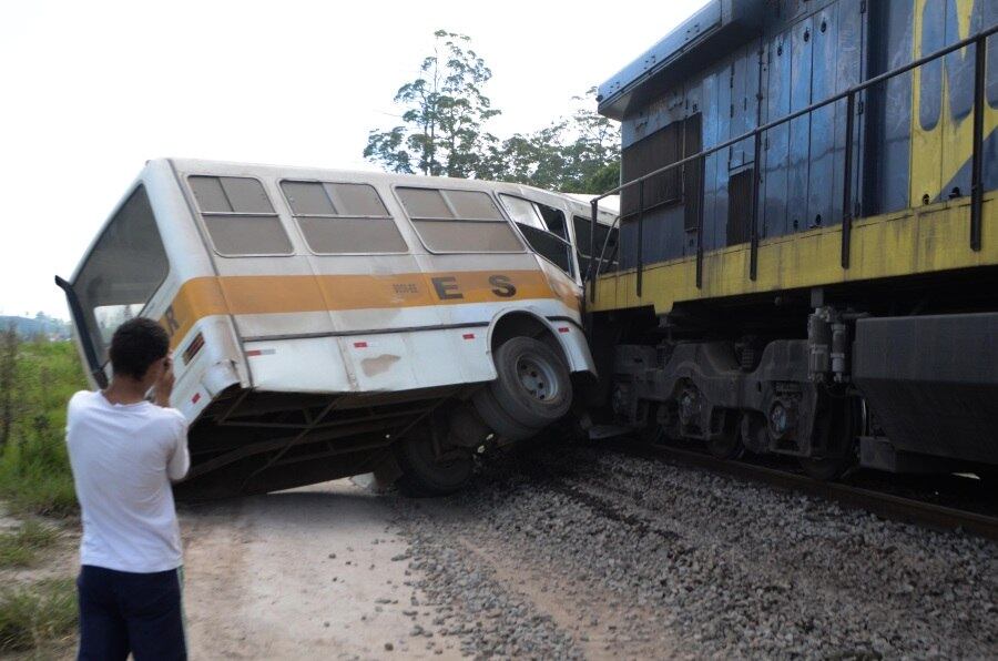 Segundo o Corpo de Bombeiros, pelo menos cinco unidades de resgate foram enviadas ao local