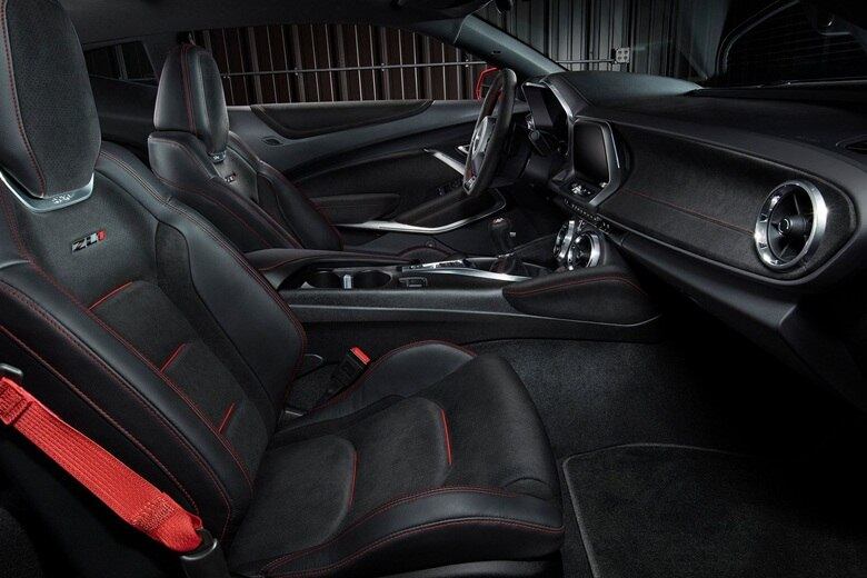 Os bancos em formato concha são da Recaro. Na eletrônica, nova suspensão tem ajuste magnético, gerenciamento de tração, diferencial com deslizamento limitado, controle de largada e seletor de modos de condução