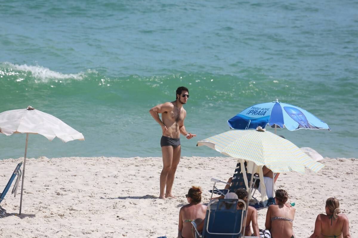 Emiliano D'Avila mostra atributos físicos em dia de praia no Rio