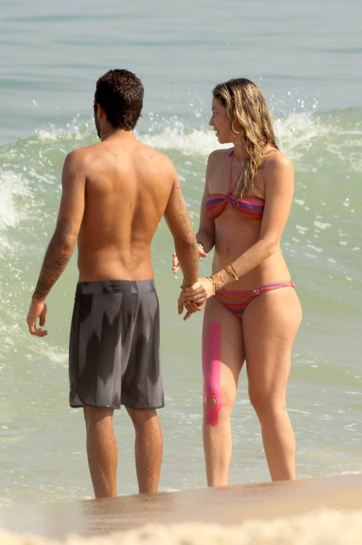 Casal aproveitou o bom tempo para da um mergulho no mar