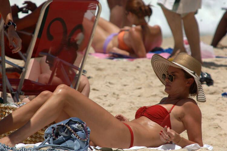 A atriz Letícia Birkheuer, figurinha fácil nas praias do Rio, engrossou o time de musas na areia