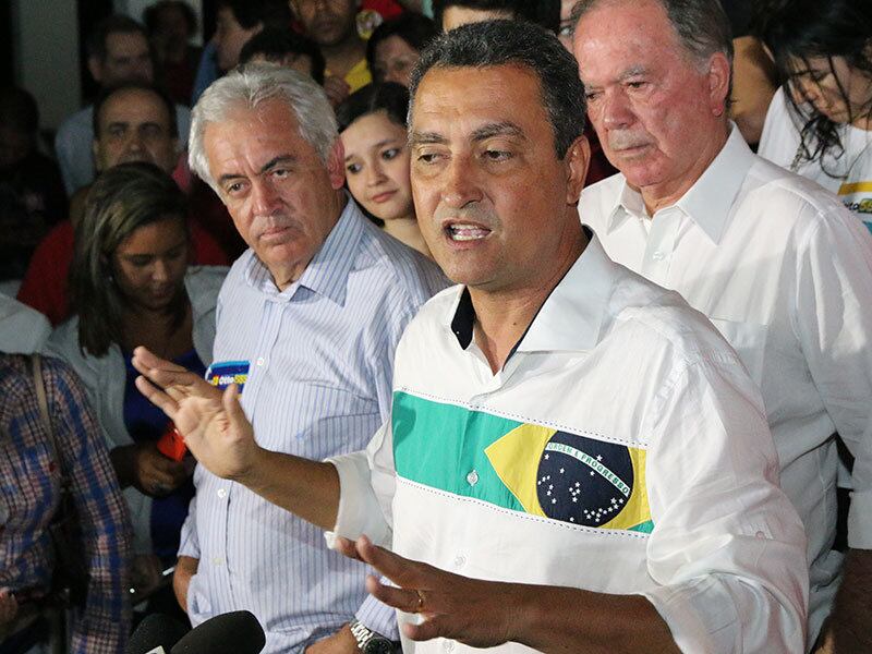 Rui Costa (PT) conseguiu dar continuidade ao mandato do PT na Bahia e venceu a disputa para governador do Estado no primeiro turno. O petista obteve 54,53% dos votos contra 37,39% de Paulo Souto (DEM). A reviravolta foi “antecipada” após divulgação de “boca de urna”. Rui Costa apareceu com 49% dos votos válidos, enquanto que Paulo Souto (DEM) conquistou apenas 39% dos votos. Com a margem de erro de dois pontos percentuais para mais e para menos, o petista, pela primeira vez, aparecia com chances reais na disputa contra democrata, que liderada as pesquisas realizadas