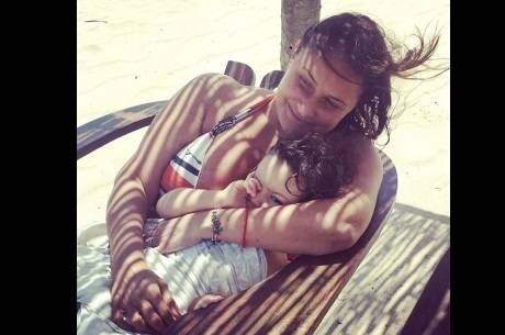 Fafá de Belém abraça netinha durante as férias