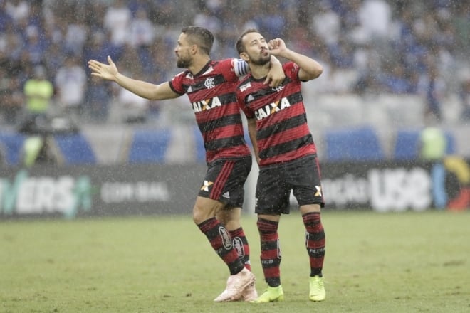 Everton Ribeiro e Diego comemoram um dos gols do Flamengo.