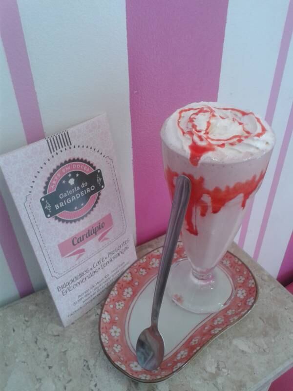 Mas nem só de brigadeiro vive o local que começou a investir em sorvetes e a “gourmetizar” até mesmo os sucos. 


— O suco de polpa que qualquer padaria tem, a gente diferencia. Isso aqui é um suco de morango com leite, que a gente coloca uma cobertura, chantilly e o pessoal vai à loucura
