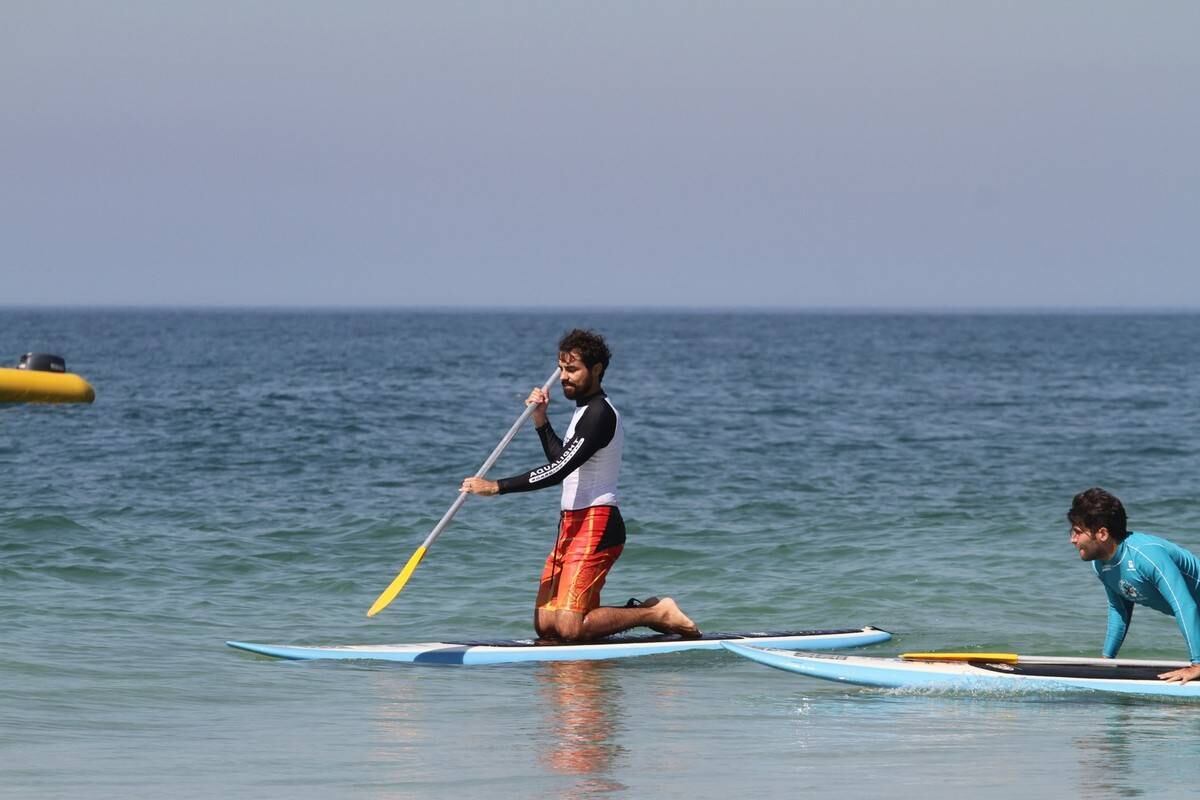 Bruno Gagliasso e Ricardo Pereira praticam stand up paddle na praia da Barra da Tijuca, no Rio