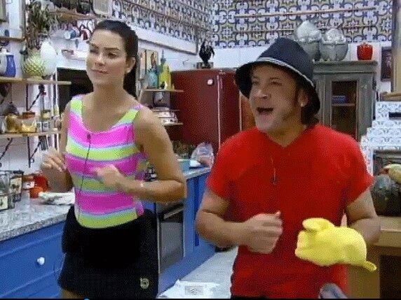 Débora Lyra chegou à cozinha e acompanhou o ex-menudo