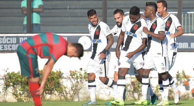 Thalles, ao centro, foi o destaque da vitória do Vasco sobre a Portuguesa em São Januário