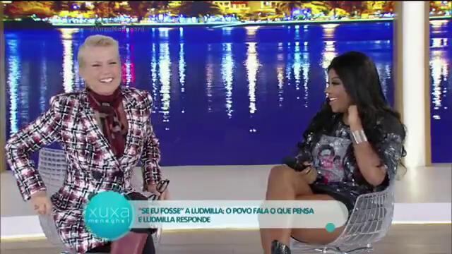 A cantora não escondeu a cara de surpresa com a pergunta que veio das ruas