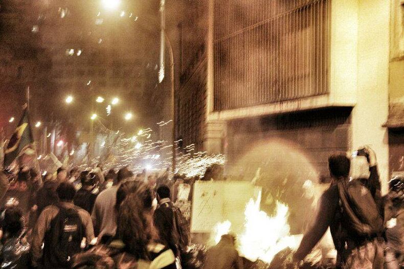 A chuva e os atos de violência esvaziaram a manifestação por volta das 20h