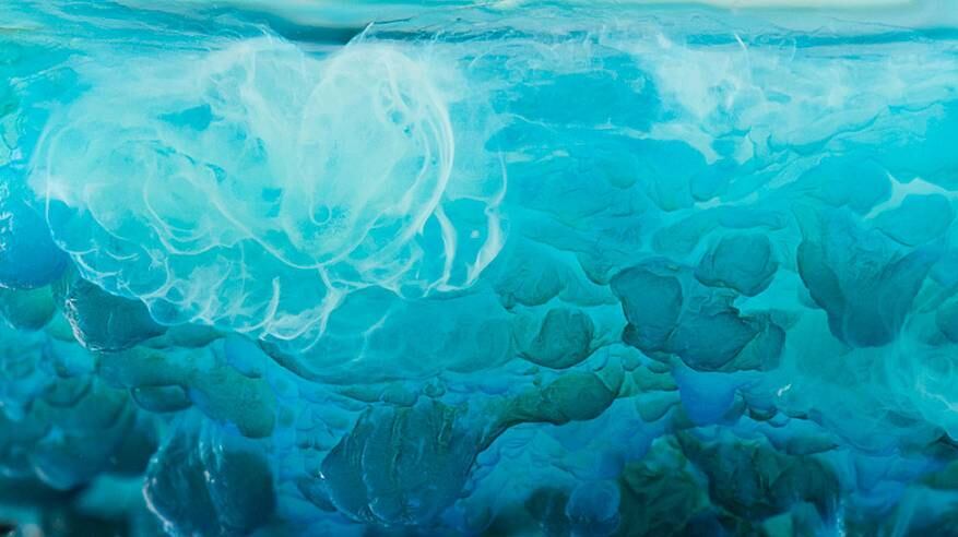 Algumas gotas de sulfato de cobre misturadas a uma solução de hidróxido de sódio geram um precipitado de sulfato de cobre com uma coloração azul brilhante