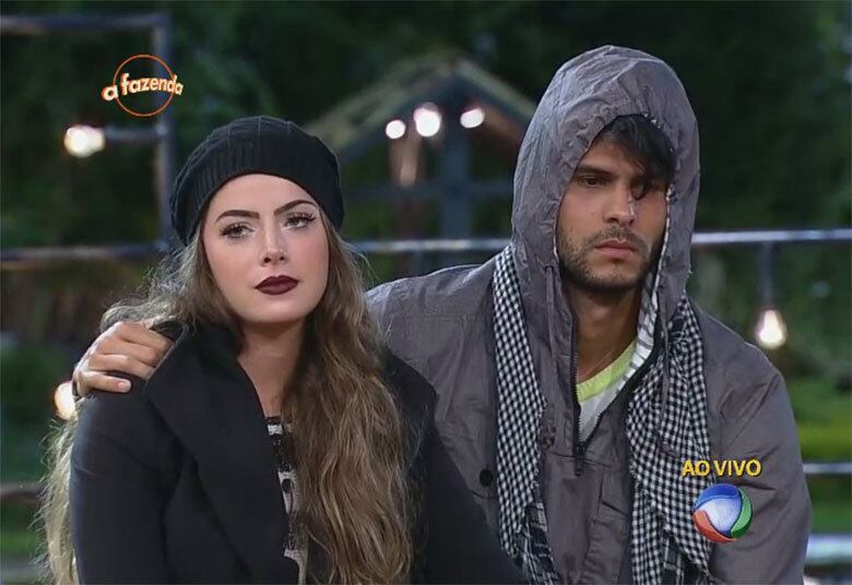 Na noite do último domingo (29), os peões
foram surpreendidos com uma votação e Marcelo Bimbi foi indicado pela
Fazendeira da Semana, Ana Paula Minerato. Já Rayanne Morais foi escolhida
pela casa 

+ "Eu prefiro esquecer a Mara como jogadora", diz Douglas sobre ex-peoa de A Fazenda
+ Peões relembram trajetória de Amaral no reality e Rayanne afirma: "Ele é um cara muito iluminado"
+ Em atividade, Minerato fala sobre Thiago Servo: "Por mais que eu queira ele não vai sair da minha vida"

