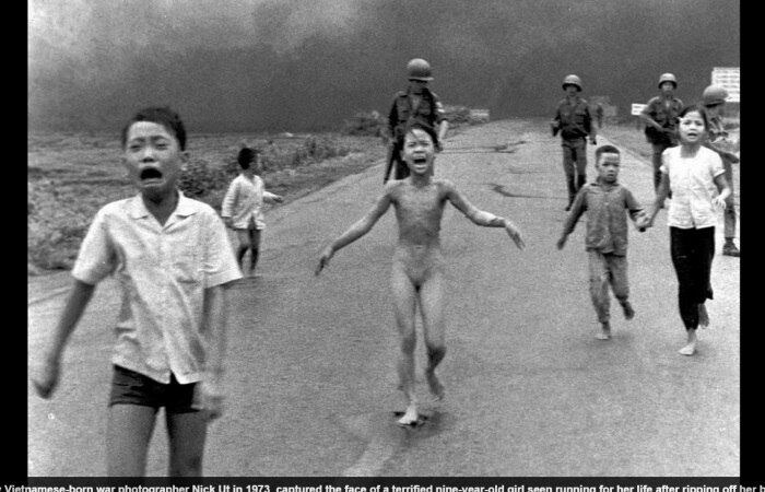 

Também símbolo de guerra, a imagem da criança vietnamita
correndo para salvar a própria vida, sem roupa, em 1973. Acredita-se que esta
imagem chocou tanto o mundo inteiro que pode ter até colaborado com o fim da
guerra no Vietnã


