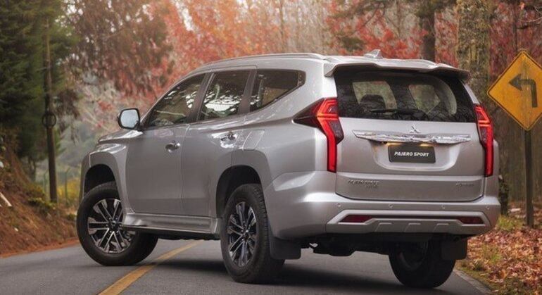 Transmissão é automática de oito velocidades e a tração é 4x4 com reduzida e bloqueio do diferencial