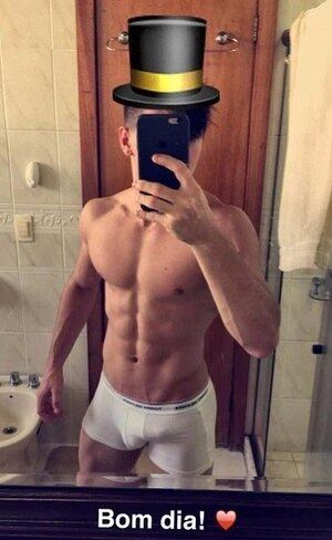 Biel posando sensualmente
