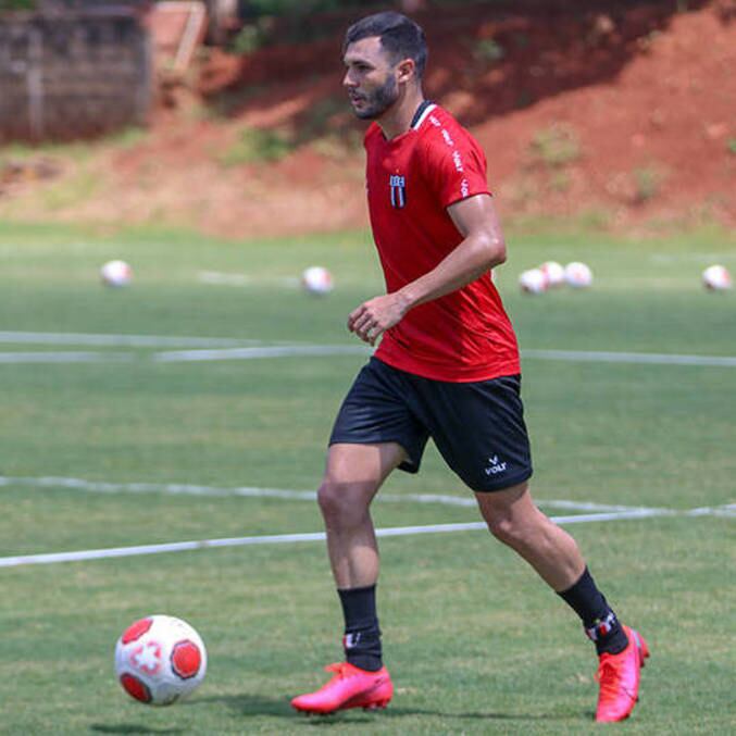 Lateral Jean Victor durante treino do Botafogo de Ribeirão Preto