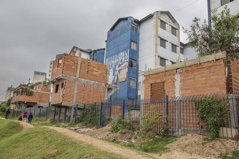 Casas irregulares em área de conjunto habitacional no Jaguaré