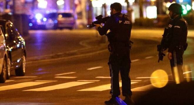 Ruas do entorno de onde aconteceram os ataques estão fechadas pela polícia