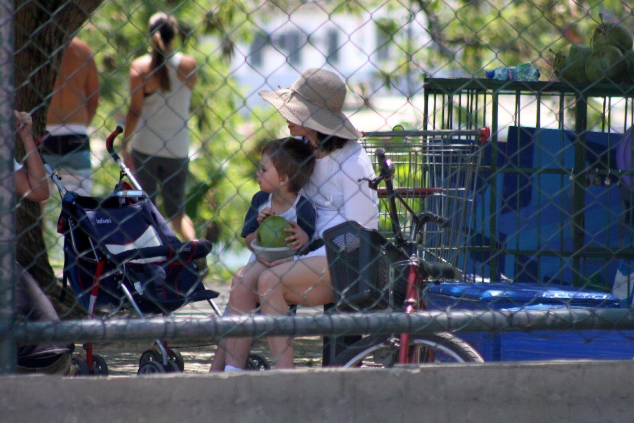 Mãe e filho observavam atentos manobras de skate. Antonio aproveitou o colo de Fernanda Torres, que mãe coruja!