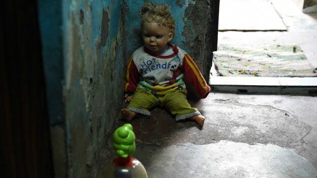 O corpo do menino foi encontrado dentro de um saco plástico, depois que um cão arrastou partes do corpo queimado da criança