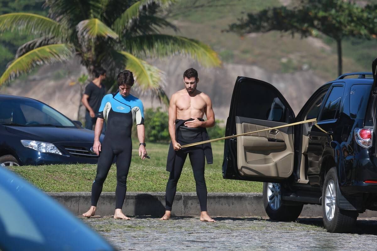 Cauã Reymond surfou no Recreio dos Bandeirantes nesta segunda-feira (21)