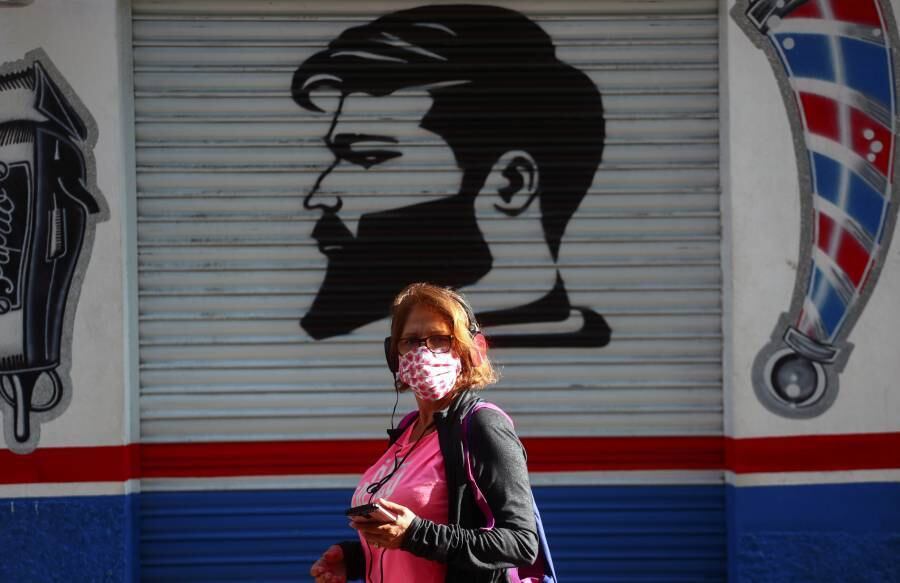 Pelas regras adotadas, nas zonas mais pobres e povoadas de Madrid, significa que só será possível sair das zonas afetadas para actividades essenciais, como ir ao trabalho, frequentar a universidade ou cuidar de um idoso