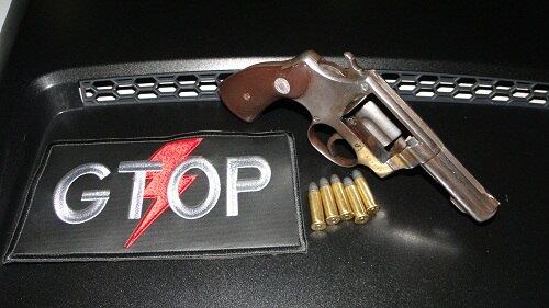 Além do revólver, os policiais encontraram cinco munições intactas